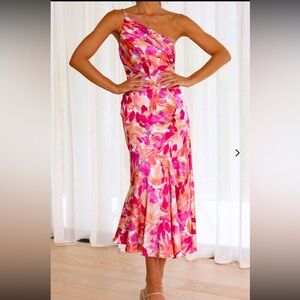 Formal dress. Perfect for a wedding guest. Never worn. Size medium.